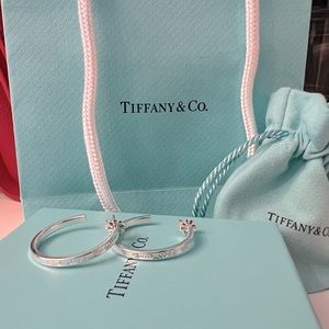Tiffany & Co 1837®
Hoop Earrings
in Silver, Medium